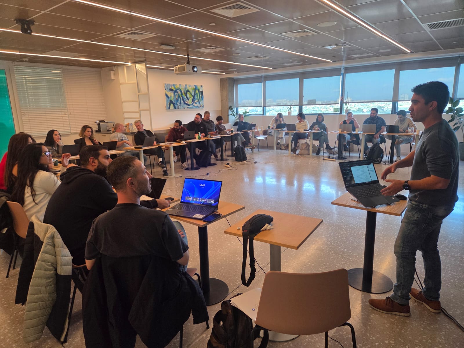 סדנה פרונטלית עם משתתפים ומחשבים פתוחים