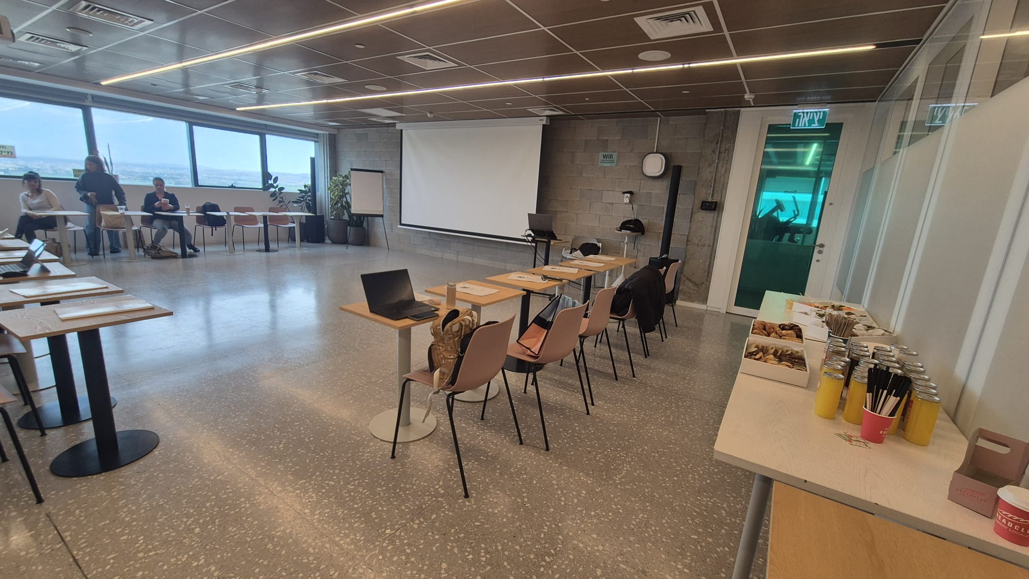 חדר הדרכה מסודר לקראת סדנה