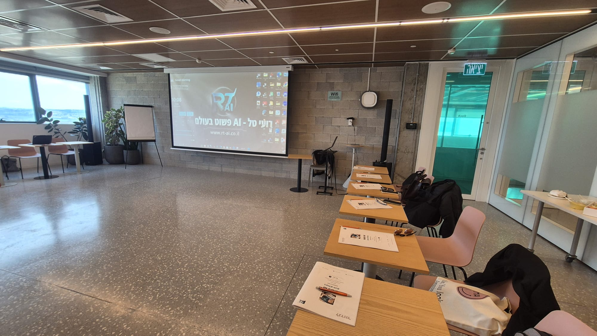 שולחנות סדנה עם חוברות וציוד