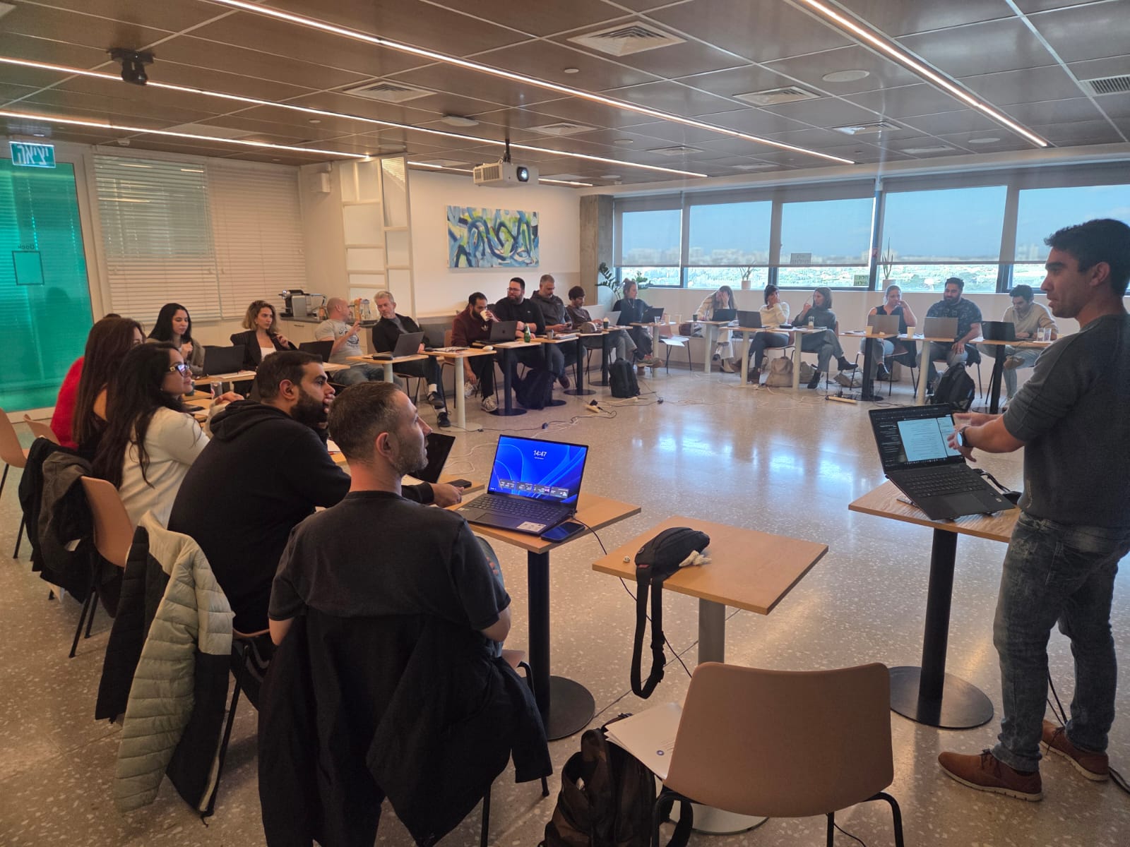 משתתפים עובדים במחשבים במהלך סדנה