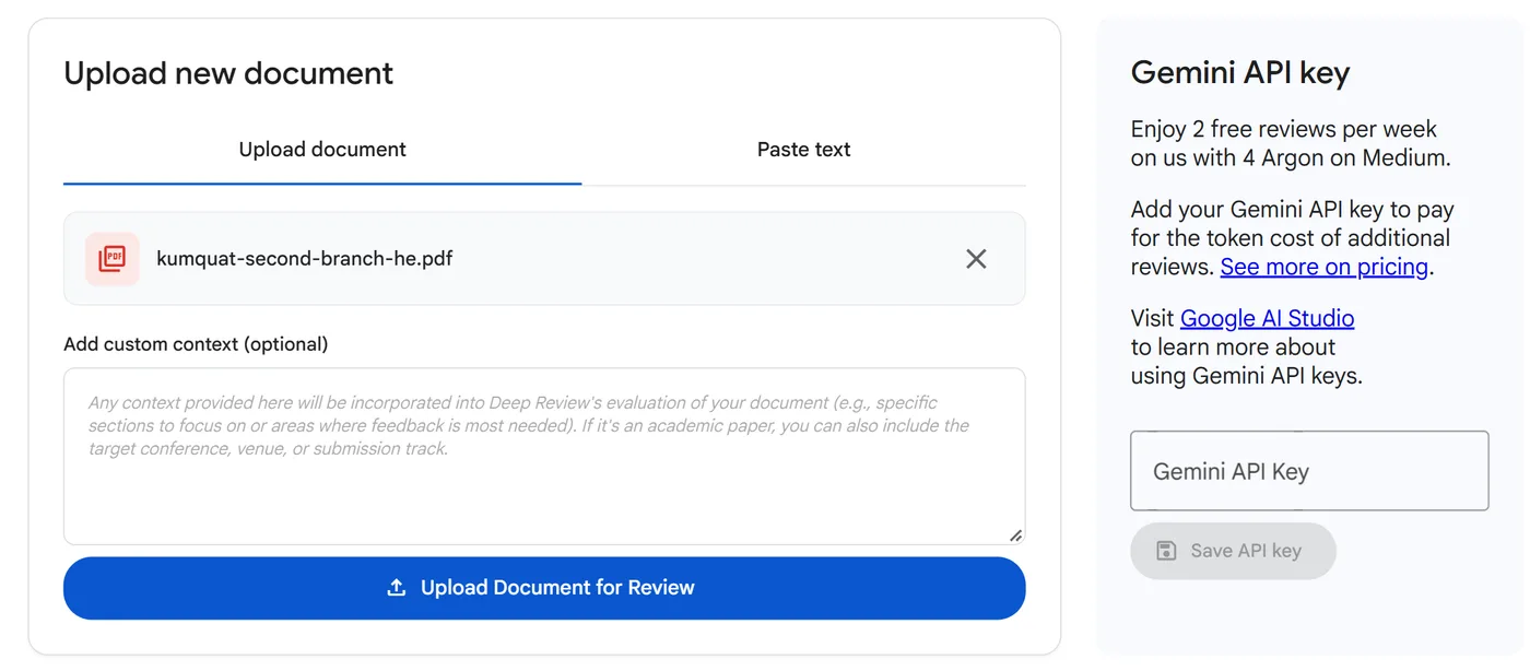מסך ההעלאה של Deep Review: לשונית Upload document עם הקובץ kumquat-second-branch-he.pdf, תיבת Add custom context ריקה וכפתור Upload Document for Review. בצד כרטיס Gemini API key עם הכיתוב Enjoy 2 free reviews per week on us with 4 Argon on Medium