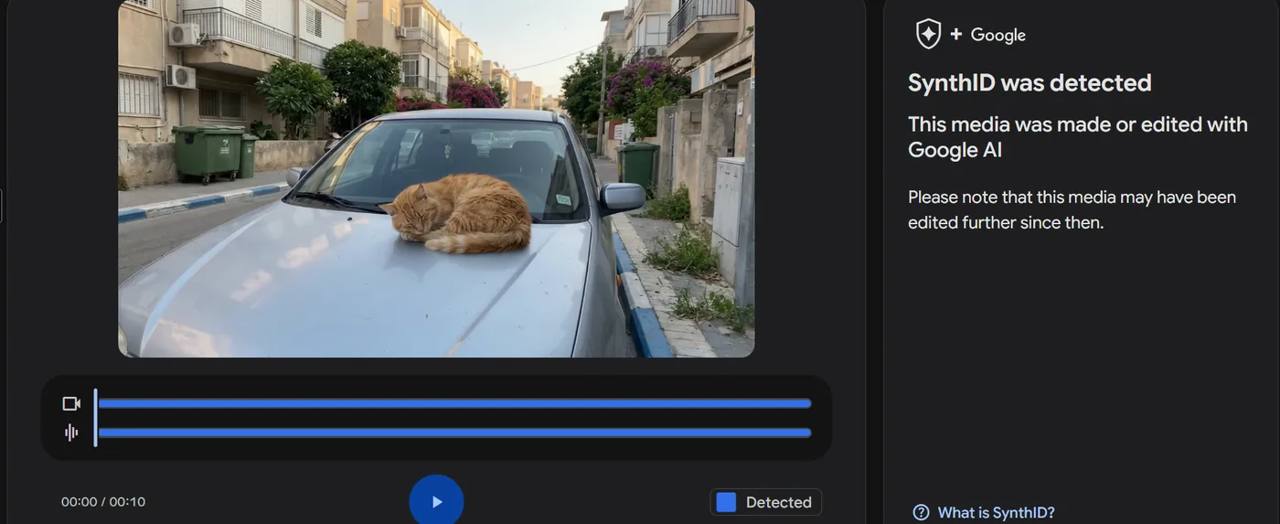 תוצאה ב-SynthID Detector לסרטון: ציר זמן עם פס וידאו ופס אודיו מסומנים בכחול לכל האורך, SynthID was detected ו-+ Google